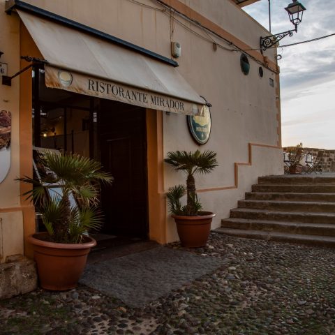 L'ingresso del ristorante Mirador di Alghero da via Manno