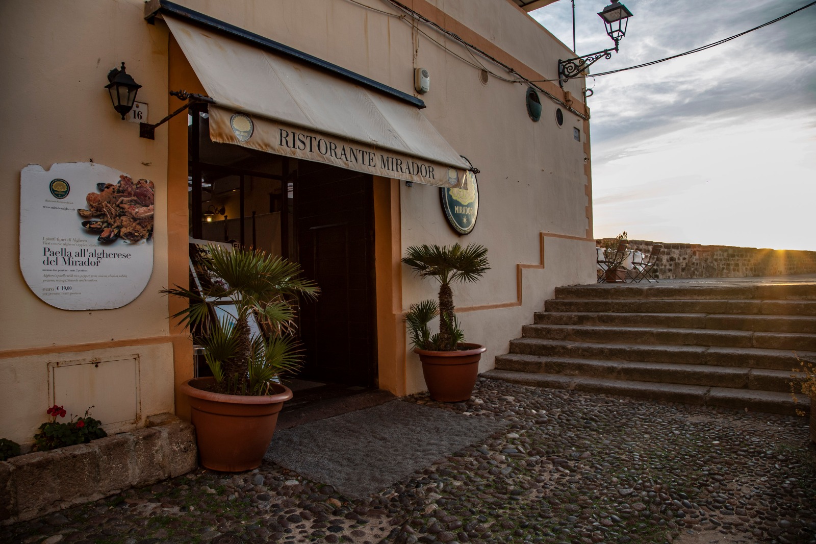 L'ingresso del ristorante Mirador di Alghero da via Manno